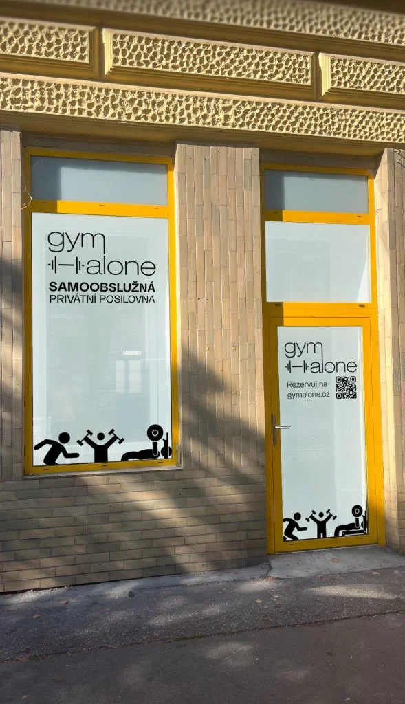 Gymalone – polep provozovny